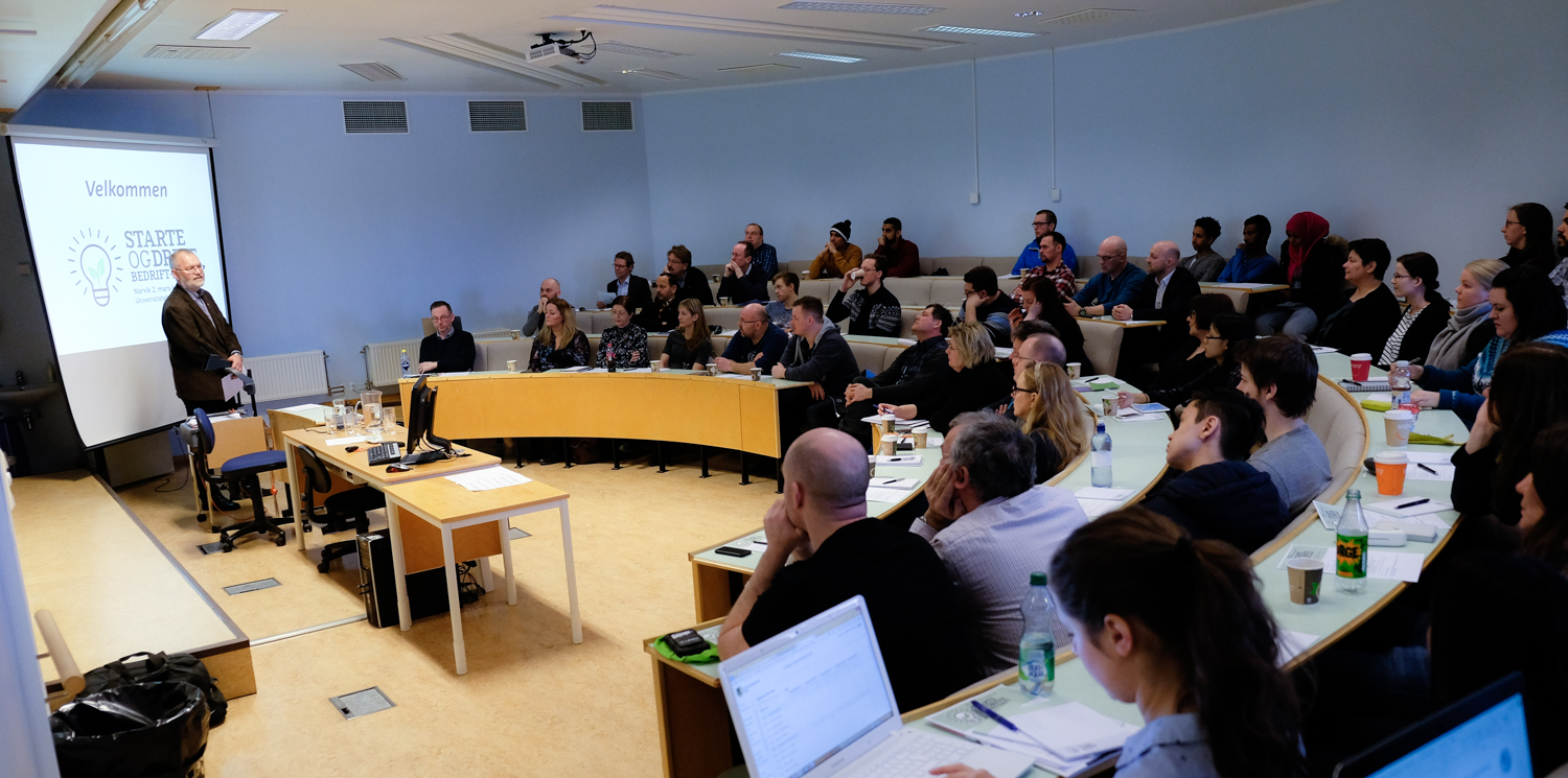 Starte-drive-dag på UiT, Campus Narvik, 2. mars 2016. Varaordfører i Narvik, Geir Ketil Hansen ønsker velkommen.